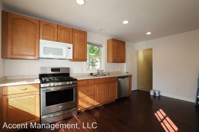 Building Photo - 5 br, 2 bath House - 2021 Monroe St