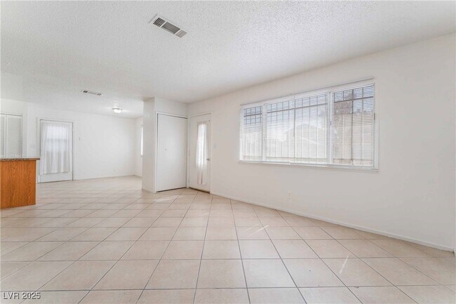 Foto del edificio - 1272 Lawry Ave
