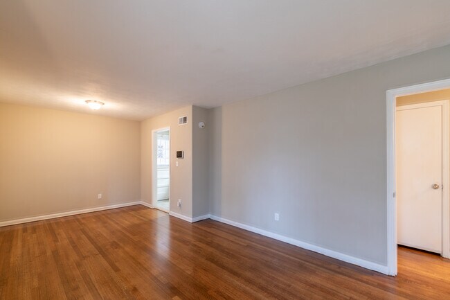 Foto del edificio - 5121 Ginger Cir