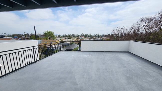 Building Photo - 2637 S Cochran Ave