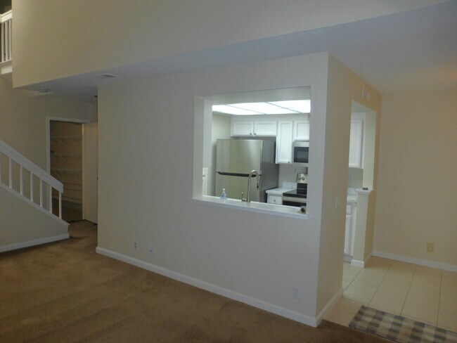 Foto del edificio - Townhouse 2 bedrooms, 2 1/2 baths, 2 car g...