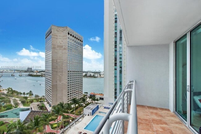Foto del edificio - 325 S Biscayne Blvd