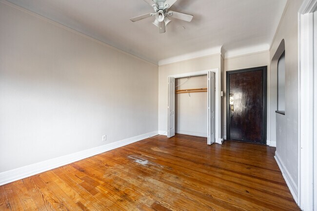Building Photo - 948 W Cuyler Ave