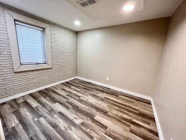 Foto del edificio - Updated 2 Bed Duplex in Central MHK - Augu...