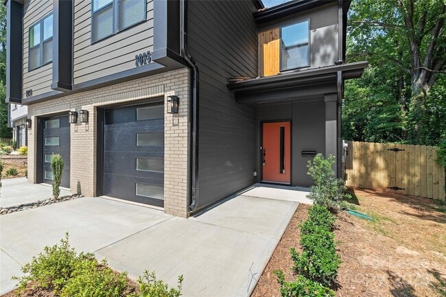 Building Photo - 2025 Wilson Ave