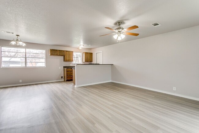 Building Photo - CHARMING HOME