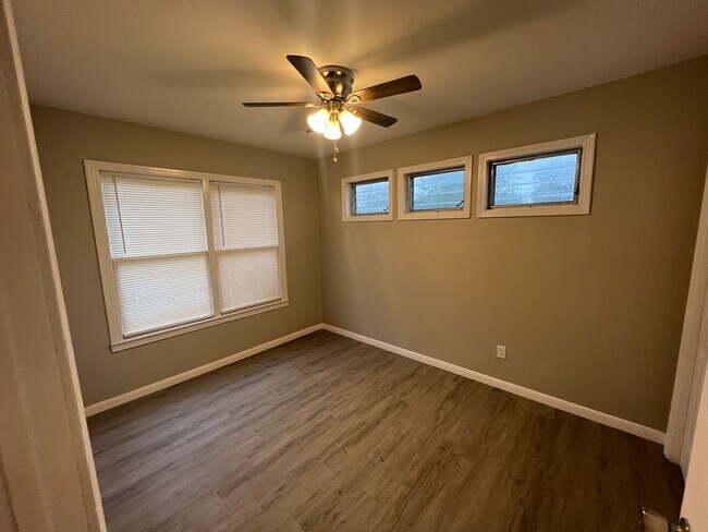 Building Photo - 3 Bedroom 2 Bathroom