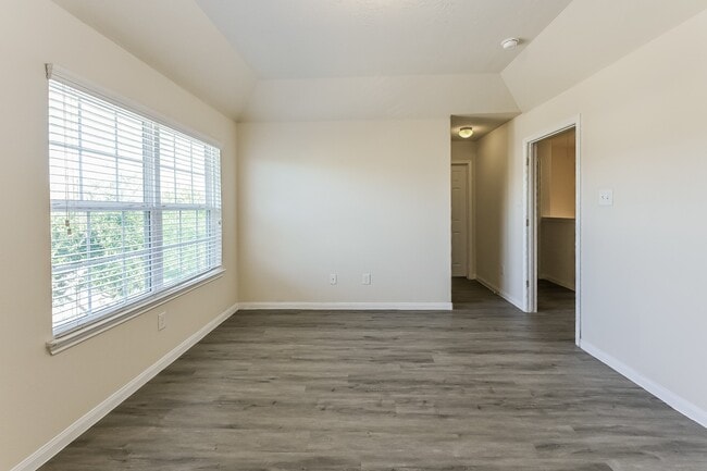 Building Photo - 723 North Ella Creek Drive