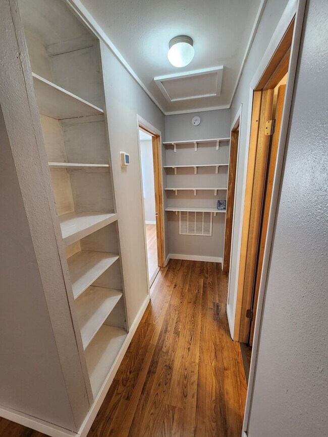 Foto del edificio - Very nice 2BR home with parking off street near major employers!
