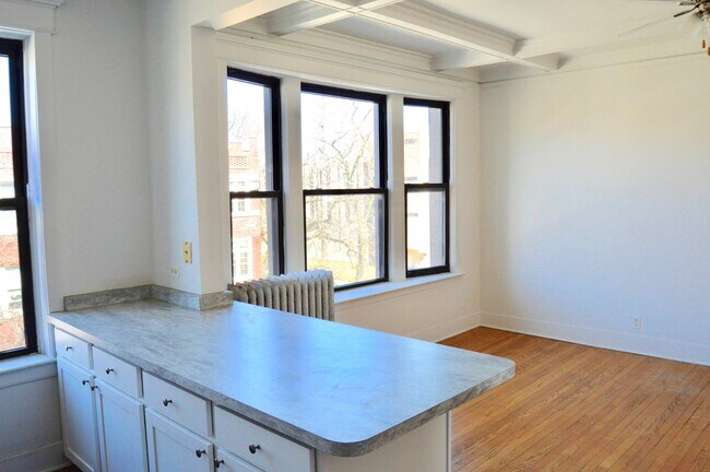 Building Photo - 6100 S Ingleside Ave