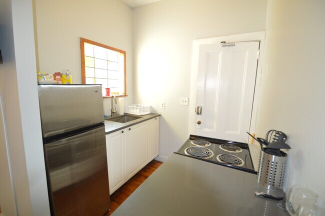 Natural light in the kitchen area - 87 Spring St