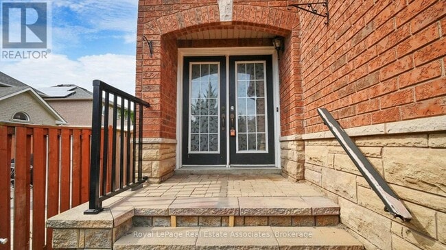 Building Photo - 3285 Apricot St