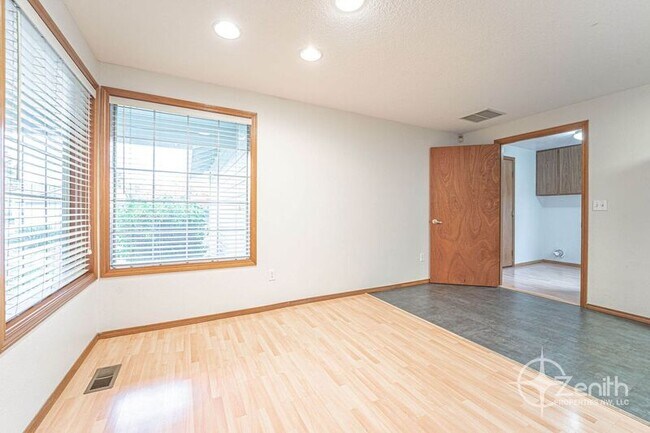 Foto del edificio - 710 NE 158th Ave