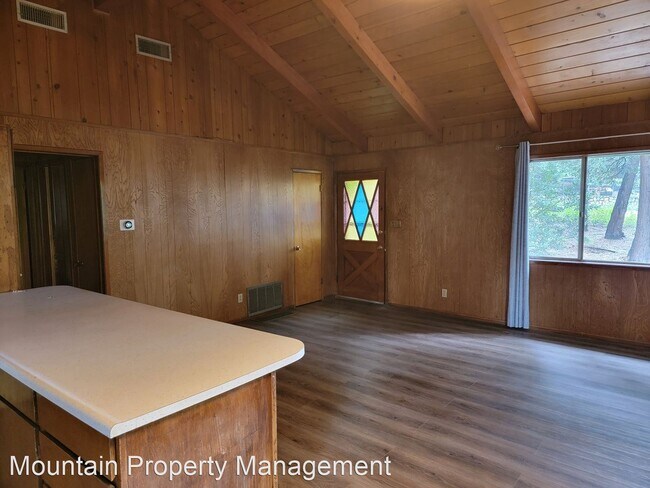 Foto del edificio - 3 br, 2 bath House - 22852 Crest Forest Dr