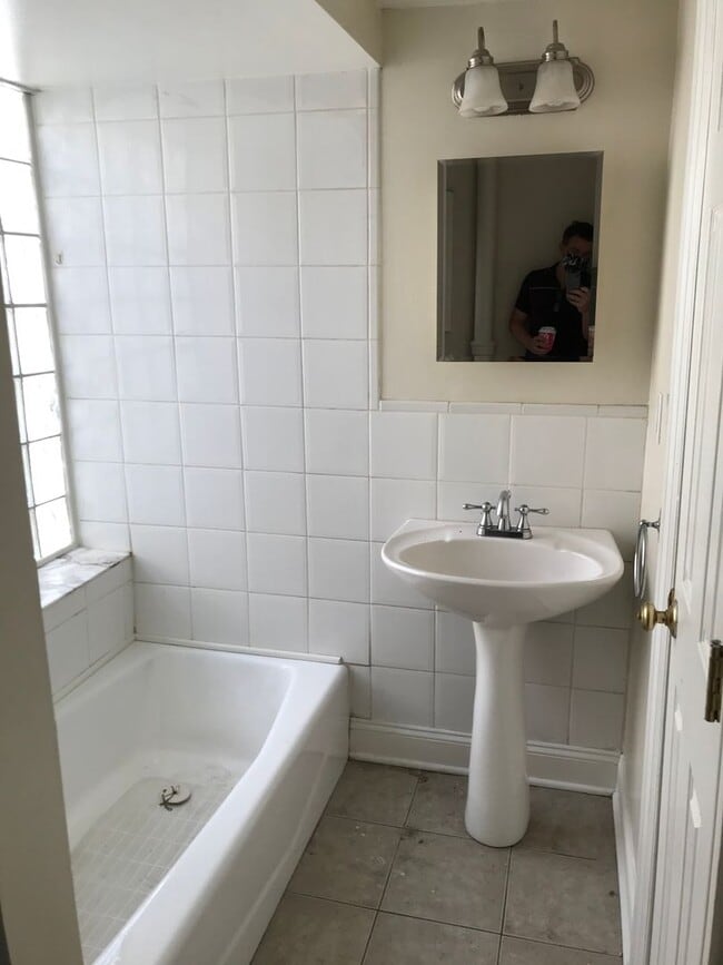 Building Photo - 629 Catharine St