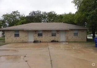 Building Photo - 605 Hackberry St