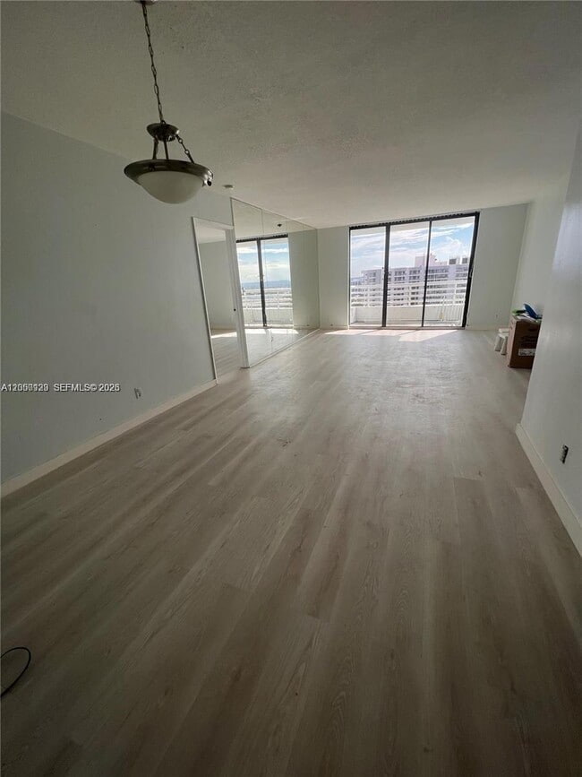 Foto del edificio - 3300 NE 192 St