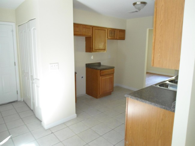 Building Photo - 2218 Leslie Brook Dr