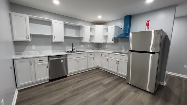 Building Photo - 2 Bedroom 1 Bath Basement Apt (Free Utilit...