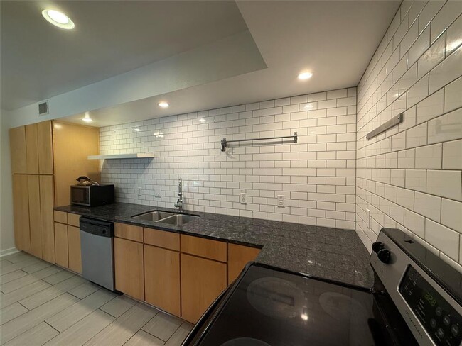 Foto del edificio - 2200 Dickson Dr