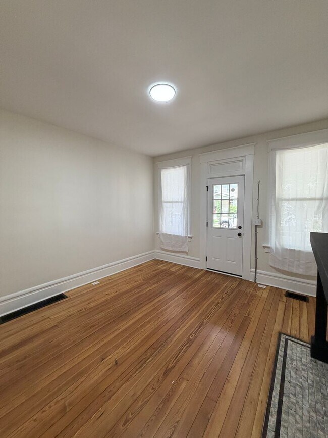 Building Photo - 2 Bed / 2 Bath with Private Garage & Fenced Yard