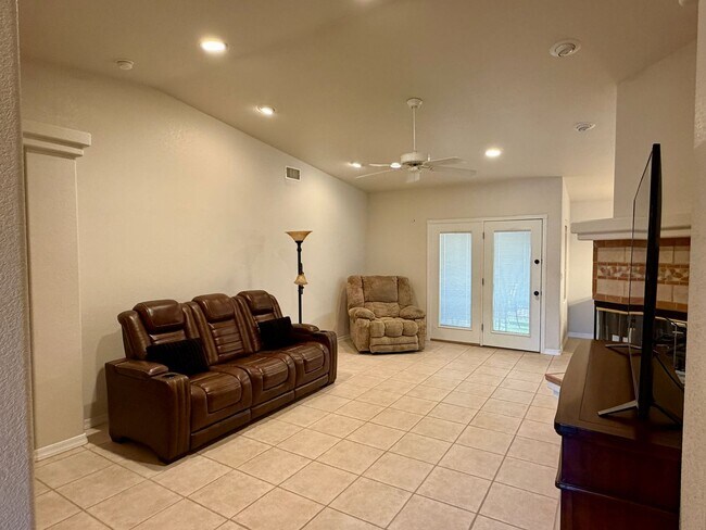 Building Photo - PENDING! New on the Market! Longterm Unfurnished Home