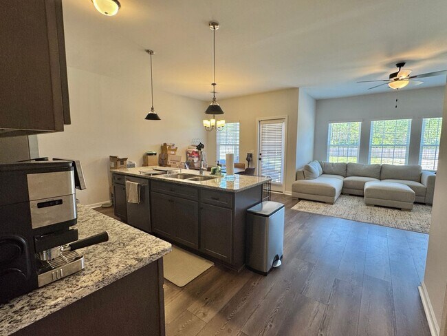 Foto del edificio - AVAILABLE NOVEMBER [PET FRIENDLY]