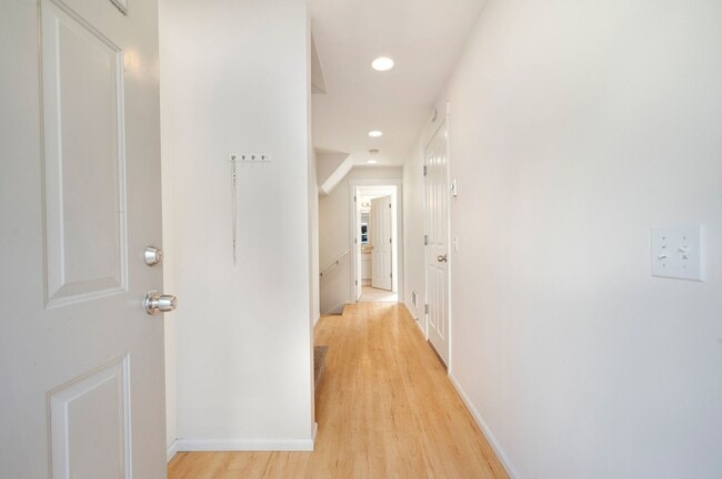 Building Photo - Bright and Spacious 3 bedroom townhouse in...