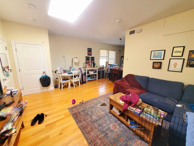 Photo - 549 Washington St Apartment