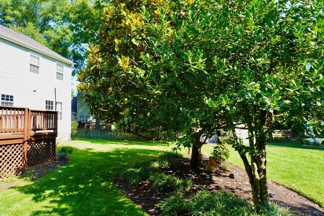 Building Photo - Lovely and Spacious 3 Bedroom 2.5 Bathroom...