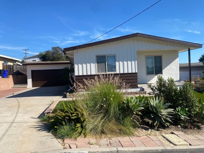 Building Photo - Spacious Home with Private pool and Modern...