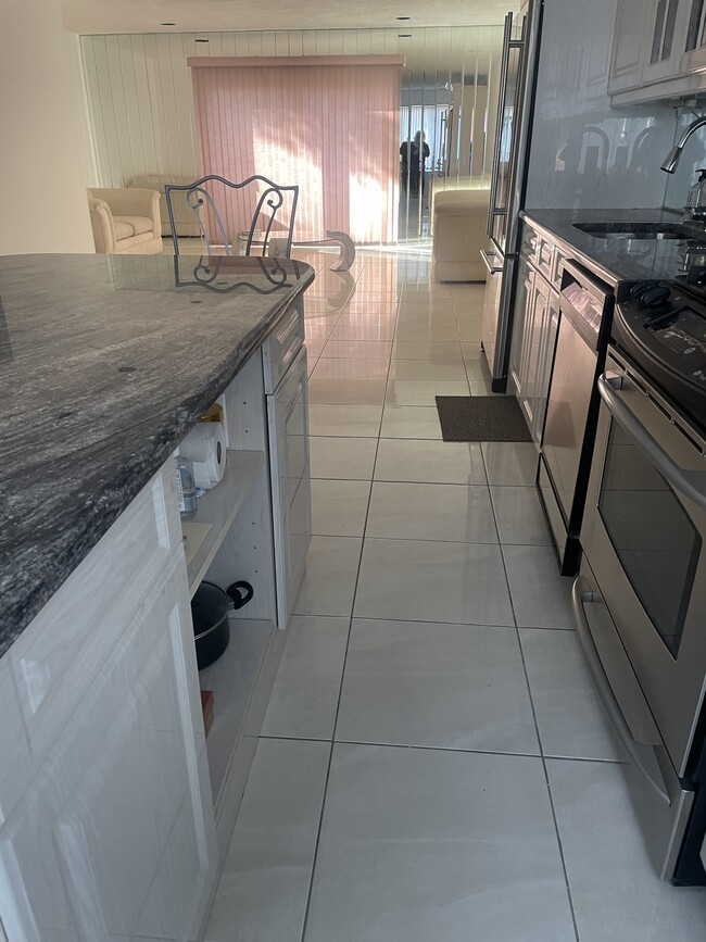 Kitchen - 204 Grasmere Dr