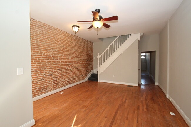 Building Photo - Updated & Lovely Harwood 3bd/1ba rowhome w...
