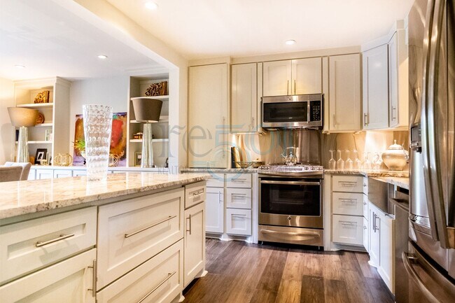 Foto del edificio - Elegant, updated Pleasant Valley townhome in the heart of WLR