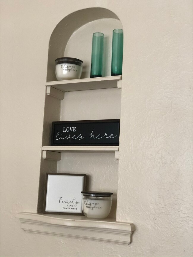 Wall art in living room - 4110 W Roosevelt Dr