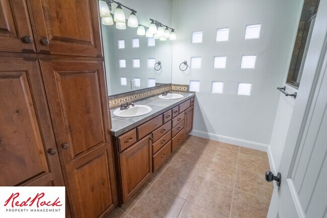 Foto del edificio - Remarkable 3 Bedroom Condo Next to Sunbroo...