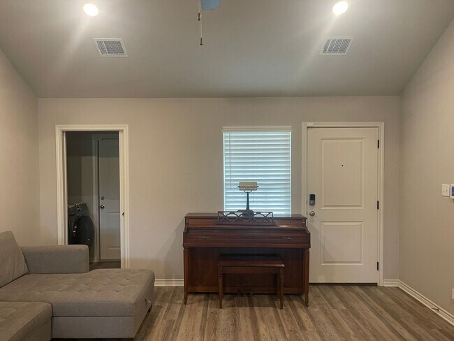 Foto del edificio - Bryan - 3 Bedroom / 2 Bath / 2 car garage / fenced in back yard.