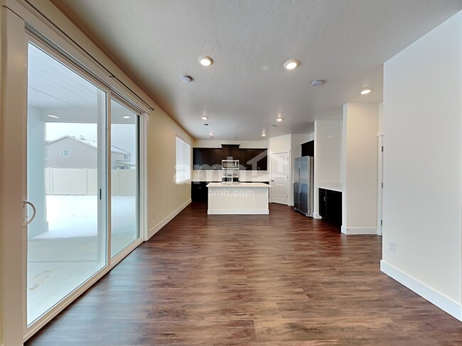 Building Photo - 1037 Woodsome Ave