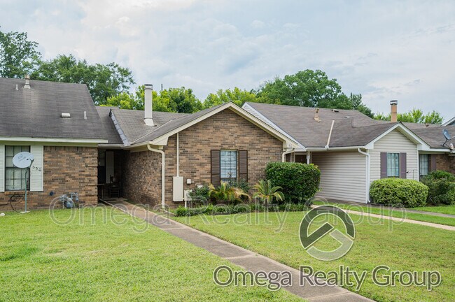 Foto del edificio - 548 Hollow Wood Rd