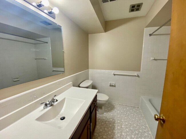 Foto del edificio - Cozy 2 Bedroom, 1 Bath Apartment with Balc...