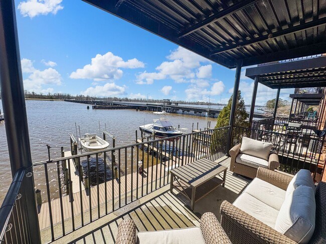 Foto del edificio - Fully Furnished Waterfront Elegance on Mai...