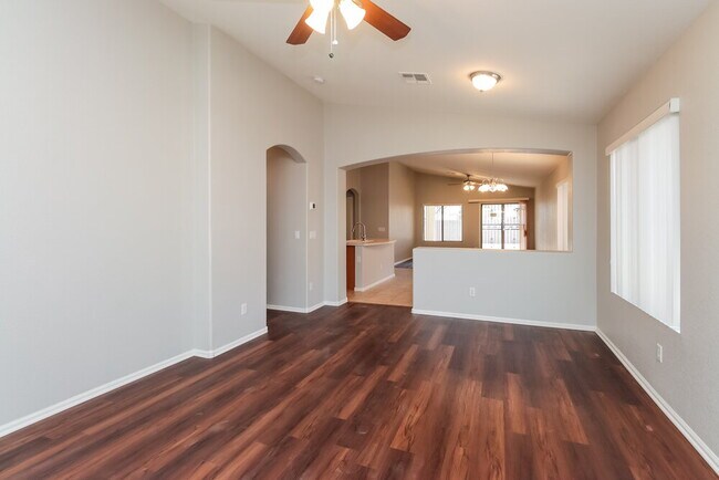 Building Photo - 1069 E Nardini St