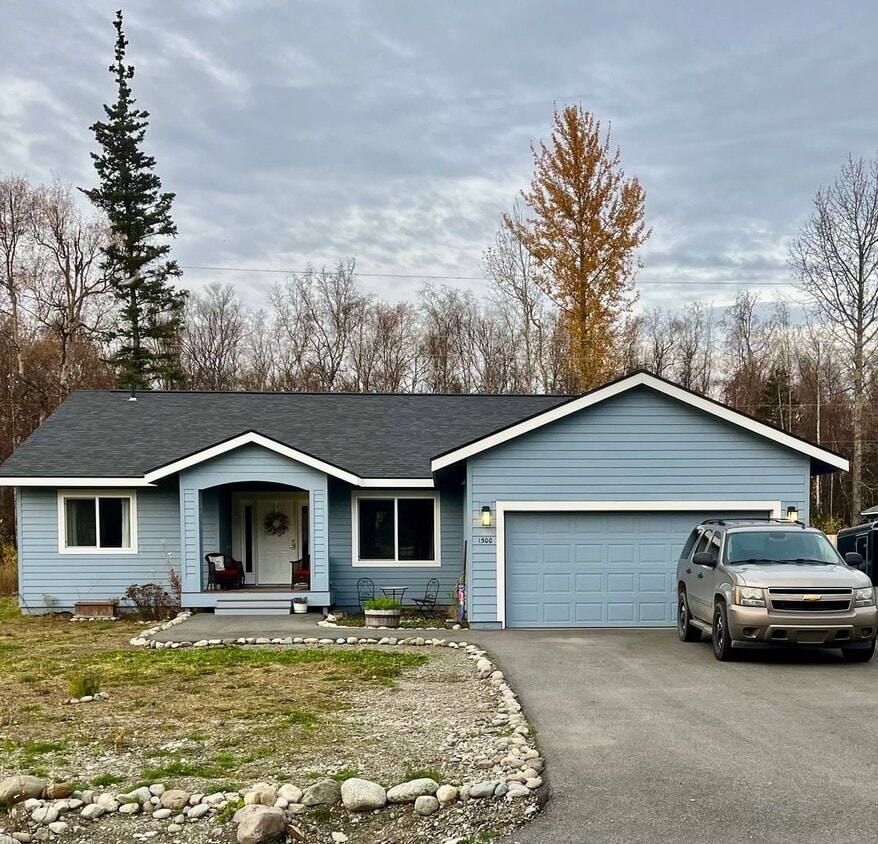 Primary Photo - Spacious 3 bedroom/2 bathroom/2 car garage...