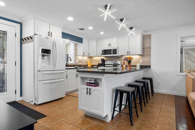 Foto del edificio - 7633 S W Bay Shore Dr