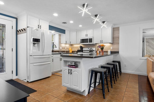 Building Photo - 7633 S W Bay Shore Dr