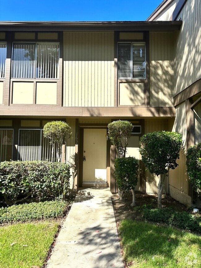 Building Photo - 1630 Parrot Ct