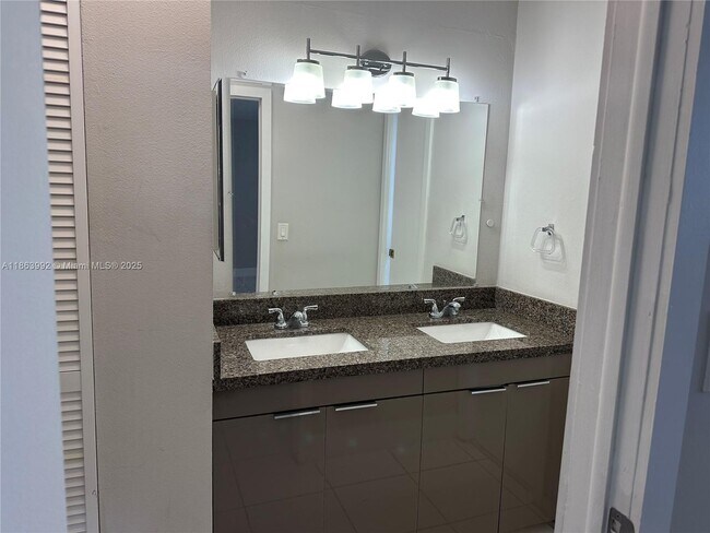 Foto del edificio - $1,700MONTHLY;1975 NE 135TH STREET #3E NOR...