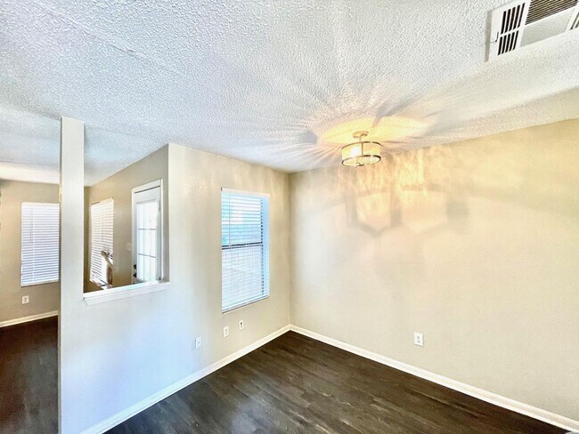 Foto del edificio - Town House for Lease in North Austin!
