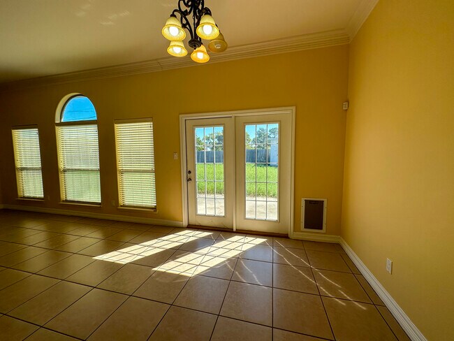 Building Photo - 3813 Holland Dr