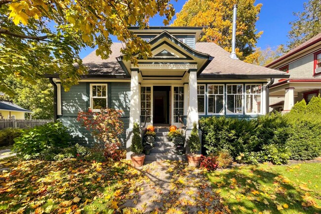 Building Photo - 155 Swart St